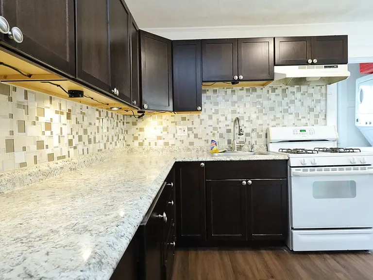 98 Woodside Ave — Photo 12