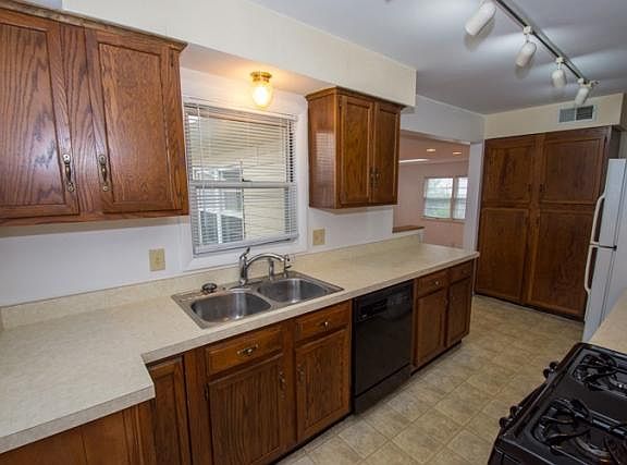 4th image of 1710 Churchill Dr