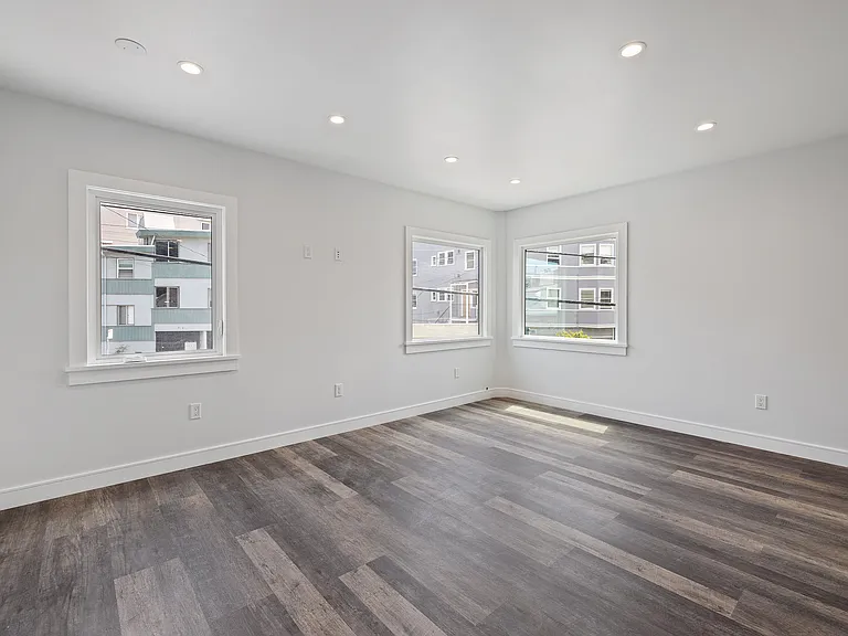 420 Merritt Ave #C — Photo 4