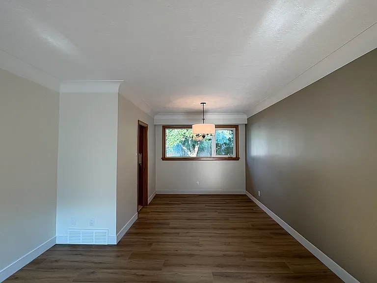 211 Strathmillan Rd — Photo 3