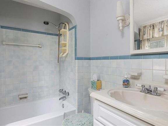 2nd image of 30 Danbury Ln