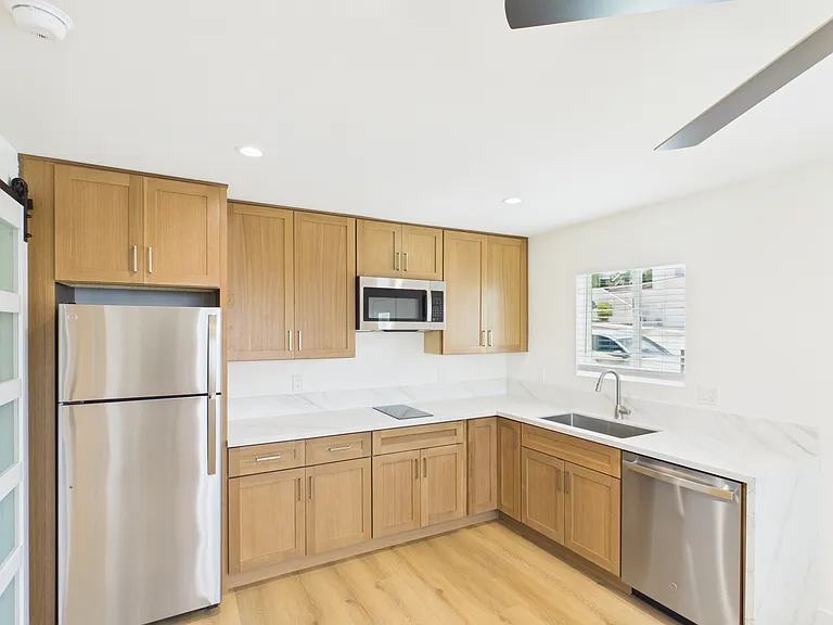 1130 W Redwood St — Photo 15