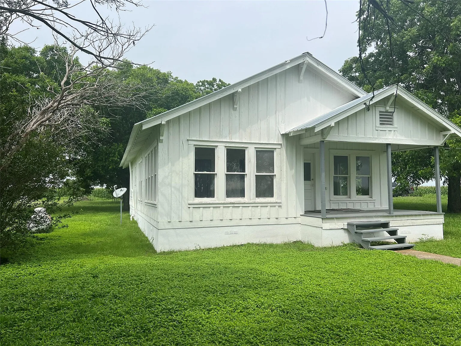 2 bed, 1.0 bath, 1416 sqft, $1,600 — Photo 2