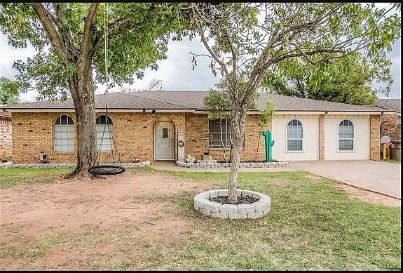 3814 Butterfield Rd — Photo 1