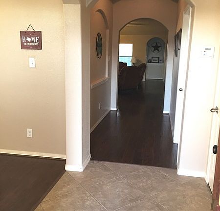 Entry way : Open floor plan