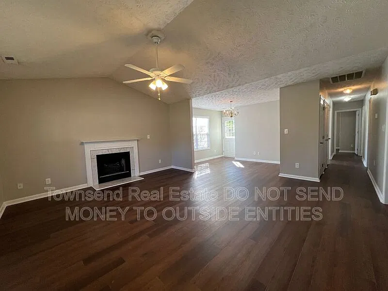 3 bed, 2.0 bath, 1350 sqft, $1,640 — Photo 2