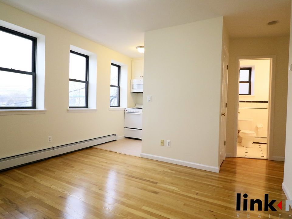 1st image of 133 Hillside Pl APT 3A