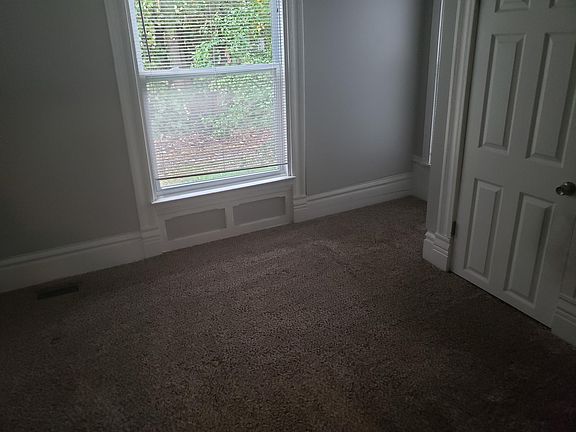 5th image of 924 Knapp St NE