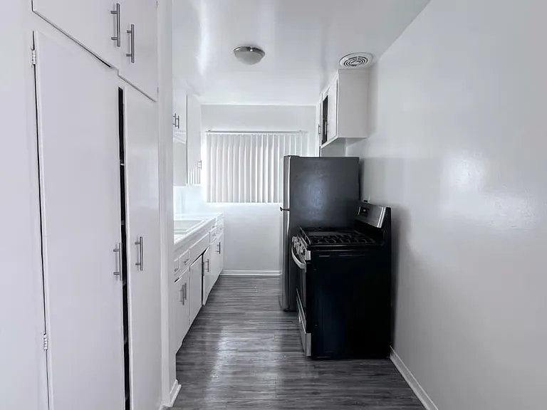 8425 S Western Ave #9 — Photo 3