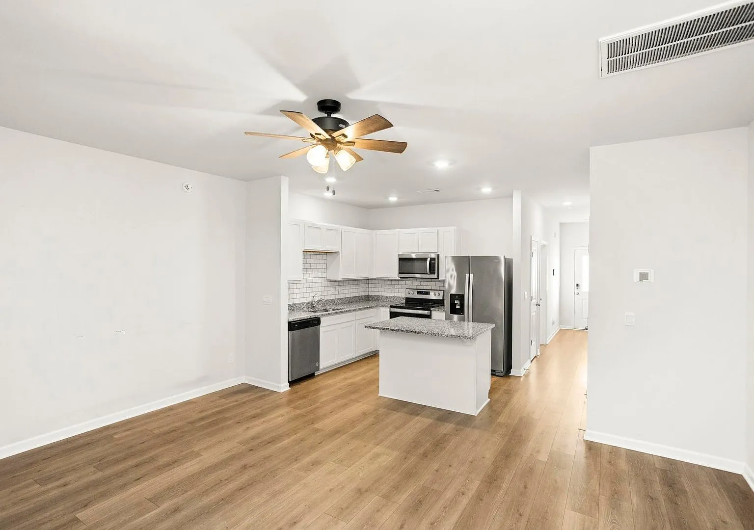 Newer Beautiful 3 Bed 2.5 Bath! — Photo 3