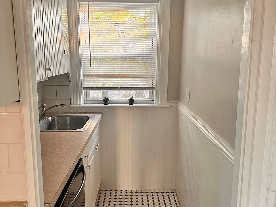 Kitchen /sink / dishwasher/pantry