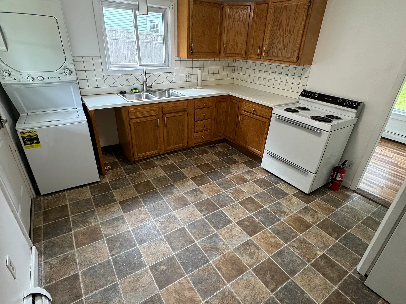 3 bed, 806 sqft, $3,075 — Photo 2