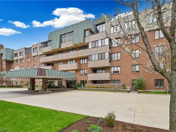 5200 Three Village Dr APT 3B, Lyndhurst, OH 44124