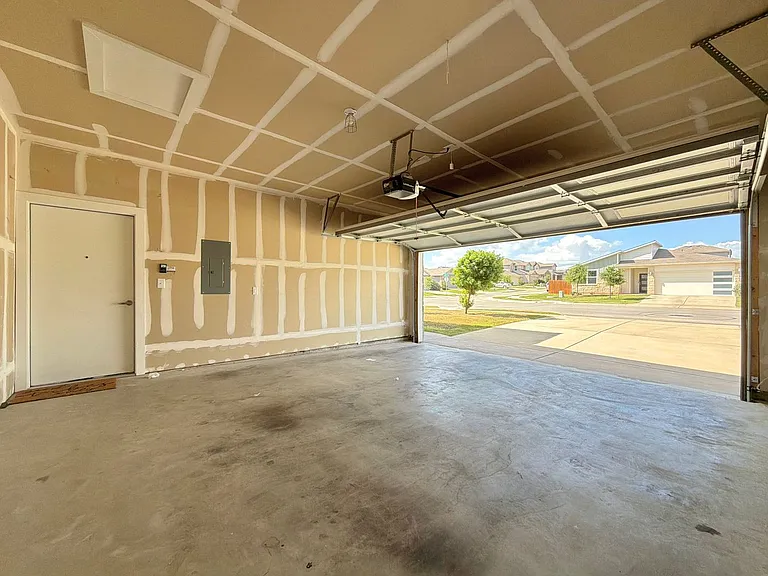 2901 Louris Ln — Photo 35