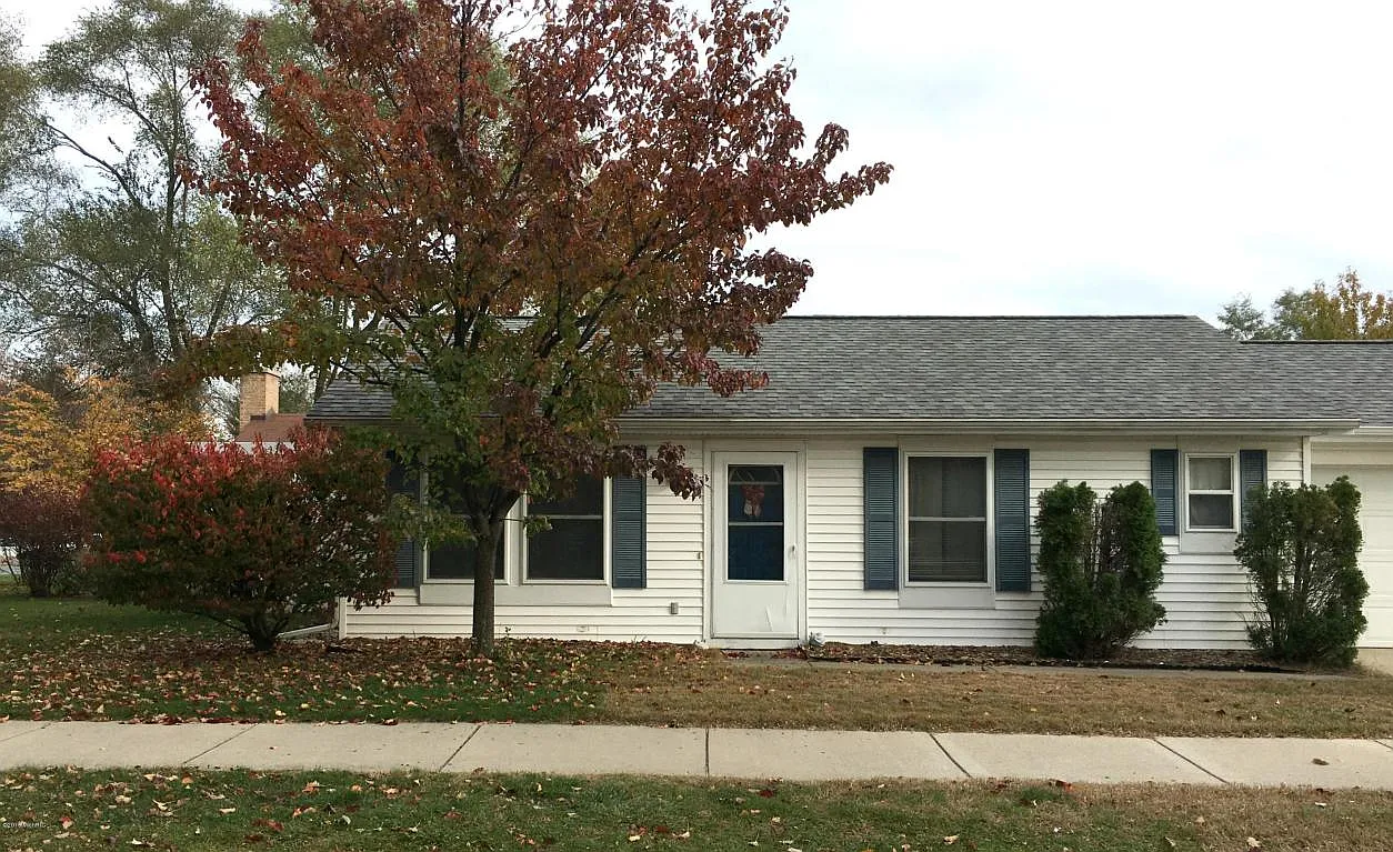 453 Diekema Ave photo 1