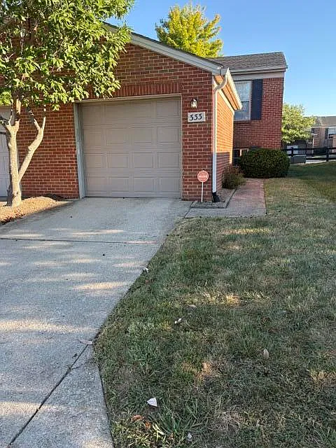 2 bed, 1.5 bath, 1050 sqft, $1,600 — Photo 2