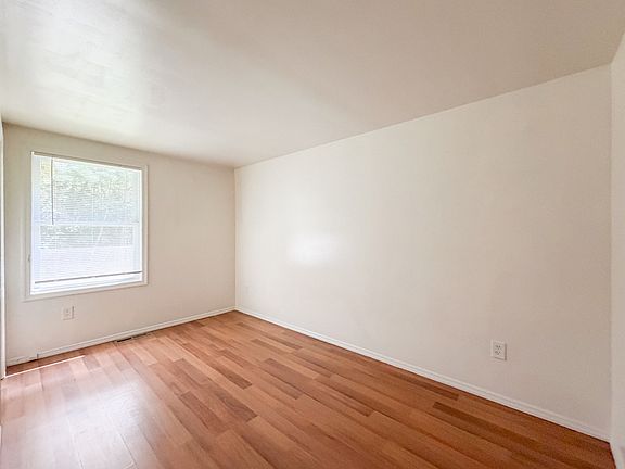 5th image of 35 Fox Hill Dr