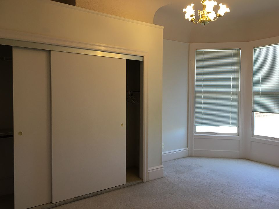 room for desk to the right of the closet