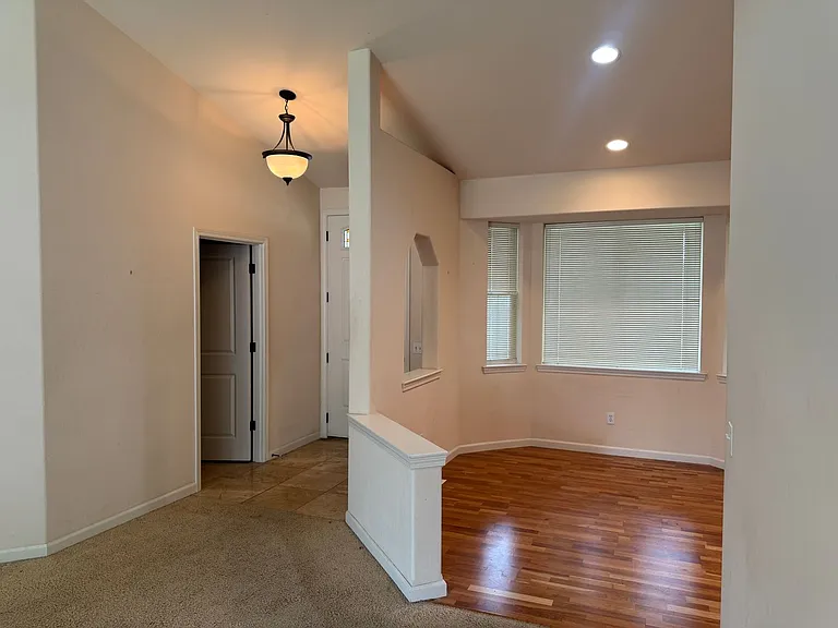 1707 E Ashford Way — Photo 2