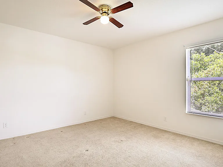 617 SE Karrigan Ter — Photo 39