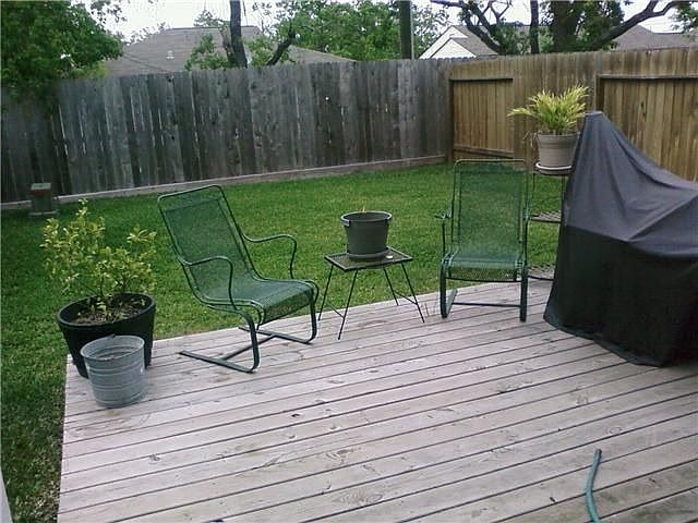 12'x12' deck in backyard
