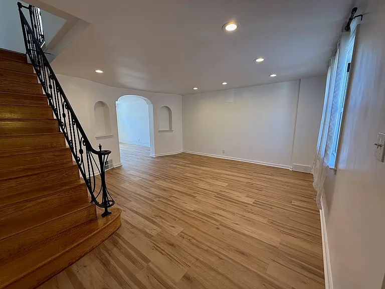 6805 Oakland St — Photo 3