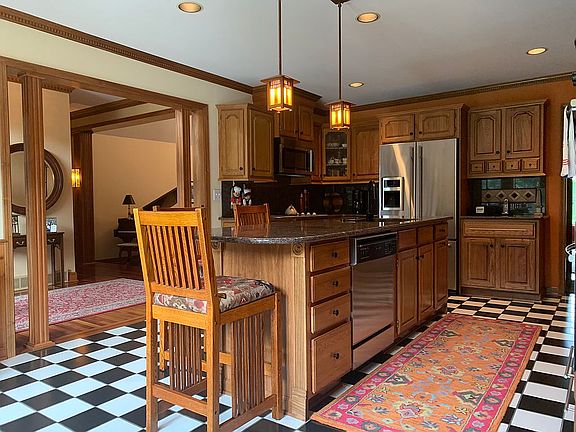 5th image of 32 Joliet Ln