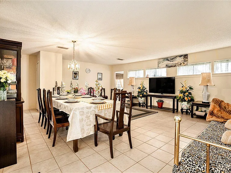17 Manor Way — Photo 4