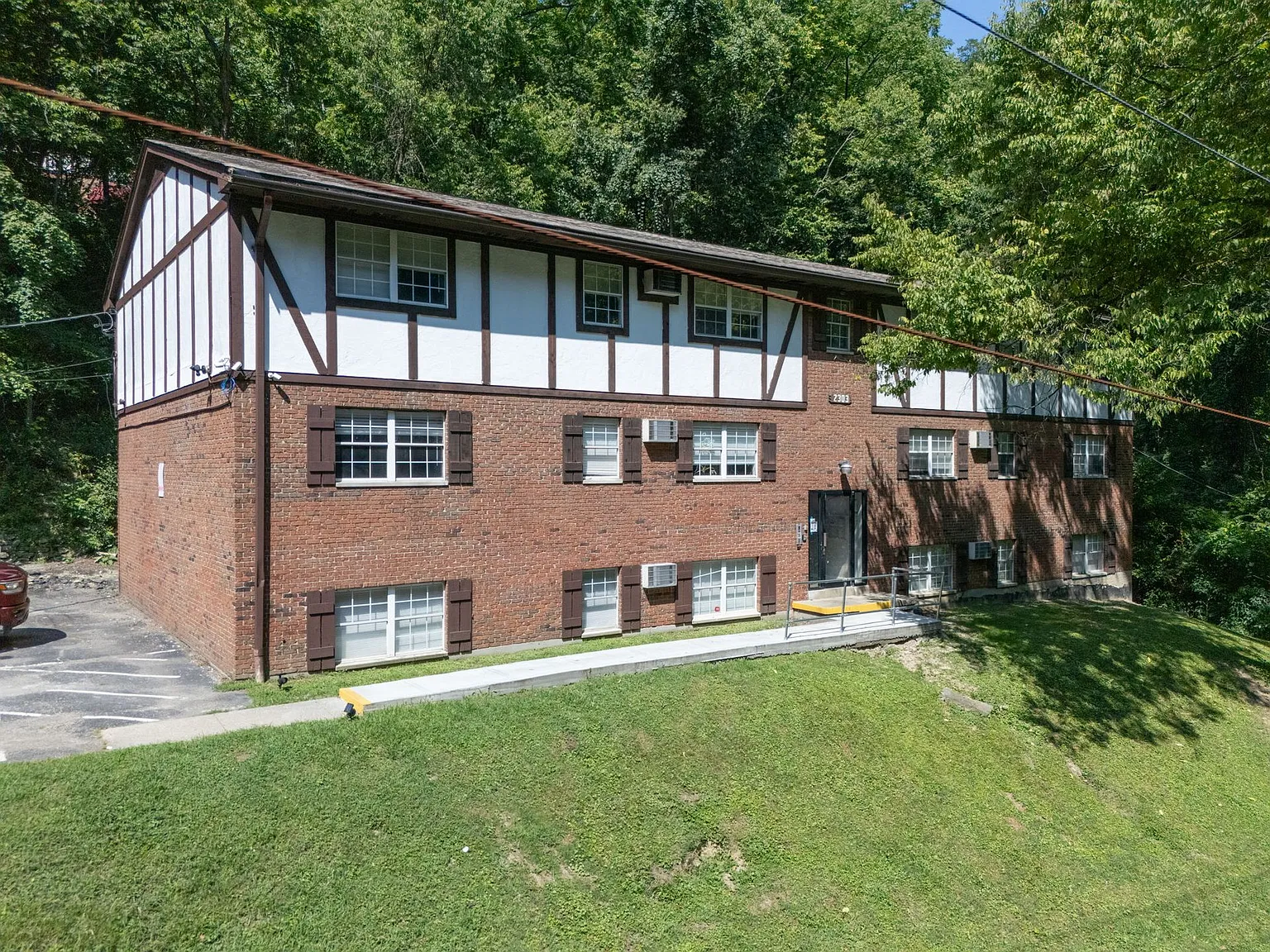 $799/month!! Charming 1-Bedroom Apartments in Cincinnati's Hidden West Side Gem! — Photo 2