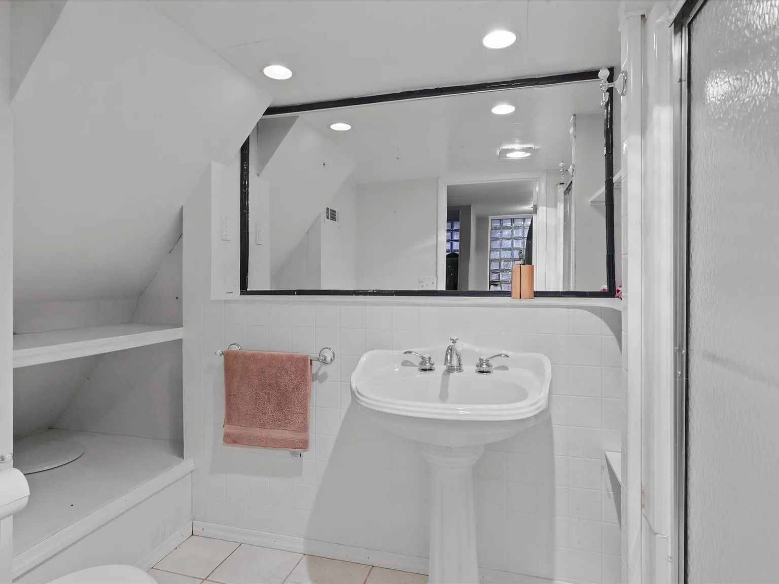 5 bed, 2628 sqft, $5,900 — Photo 4