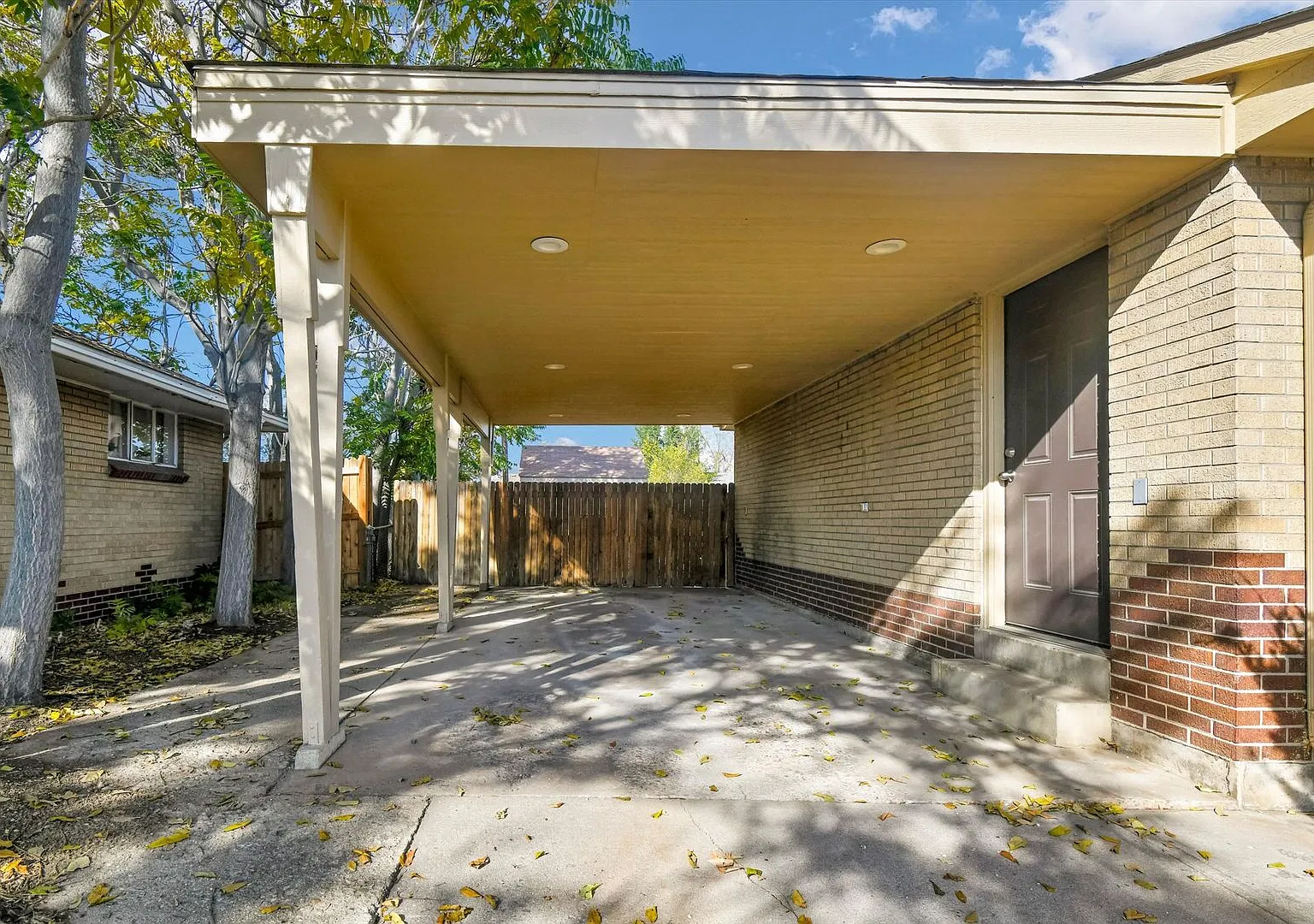 Wonderful home a desirable neighborhood — Photo 4