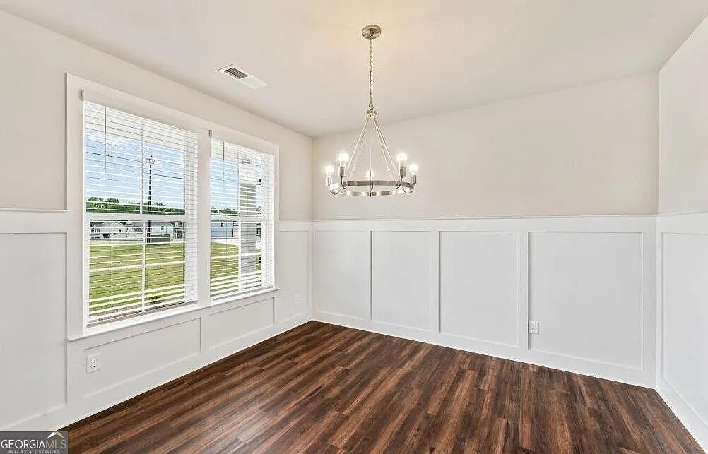 4 bed, 2.5 bath, 2372 sqft, $2,600 — Photo 2