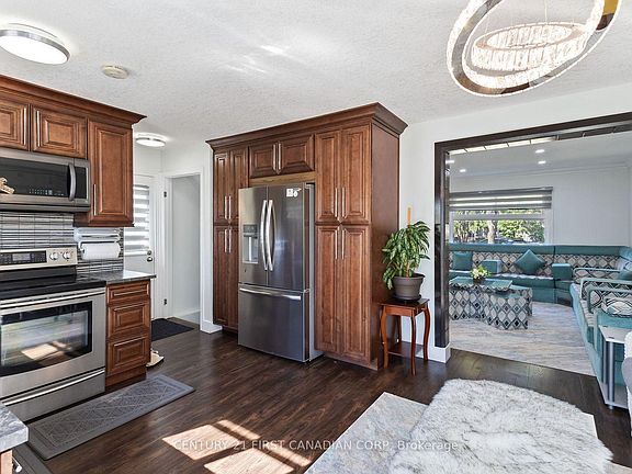 3rd image of 172 Golfdale Cres