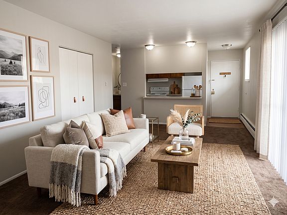 4th image of 3735 E La Salle St #4
