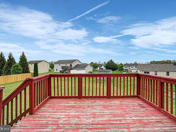 4th image of 828 Essex Cir