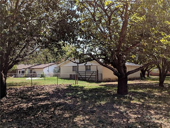 5th image of 144 NW Jayellen Ave