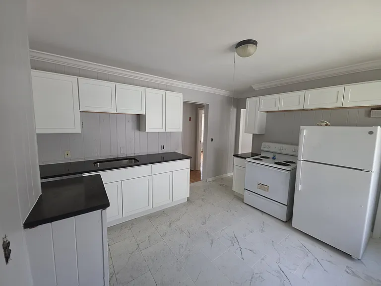 25-27 Woodlawn St #2 — Photo 11