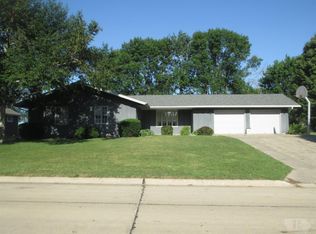 435 11th Ave NE, Sioux Center, IA 51250
