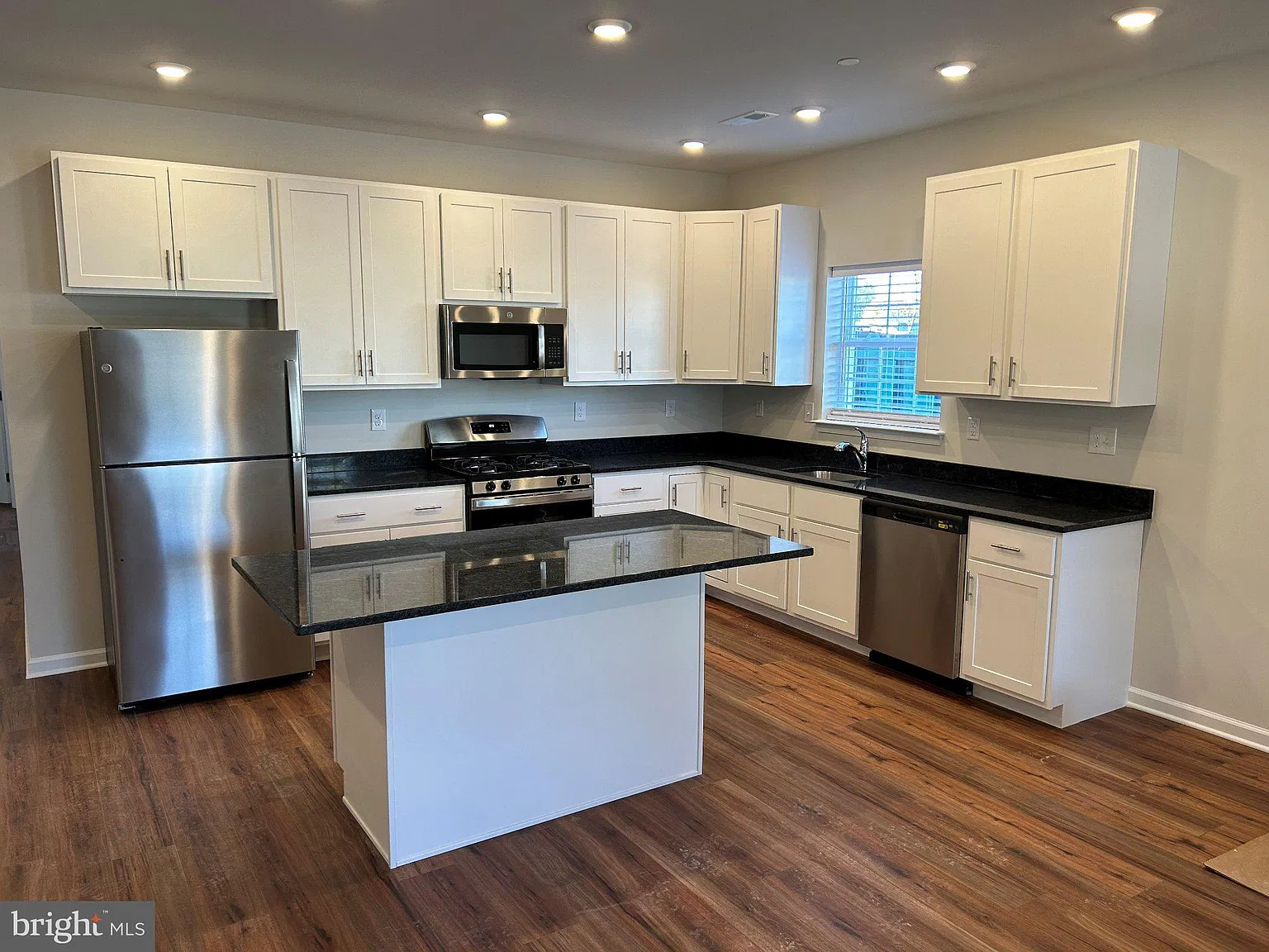 2 bed, 1.0 bath, 1008 sqft, $2,295 — Photo 3
