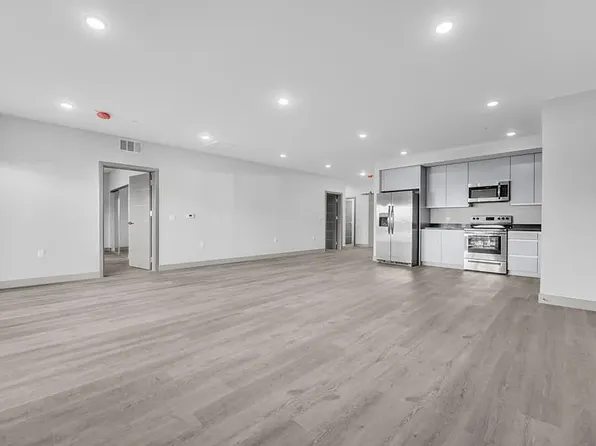 7040 Woodman Ave #207, Van Nuys, CA 91405
