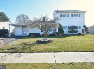 8 Summer Ln, Levittown, PA 19055