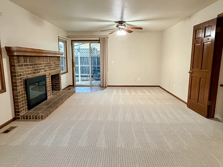 10657 W Roxbury Ave — Photo 8