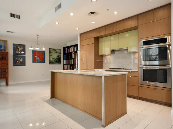 1205 Howe St #1404, Vancouver, BC V6Z 0B2