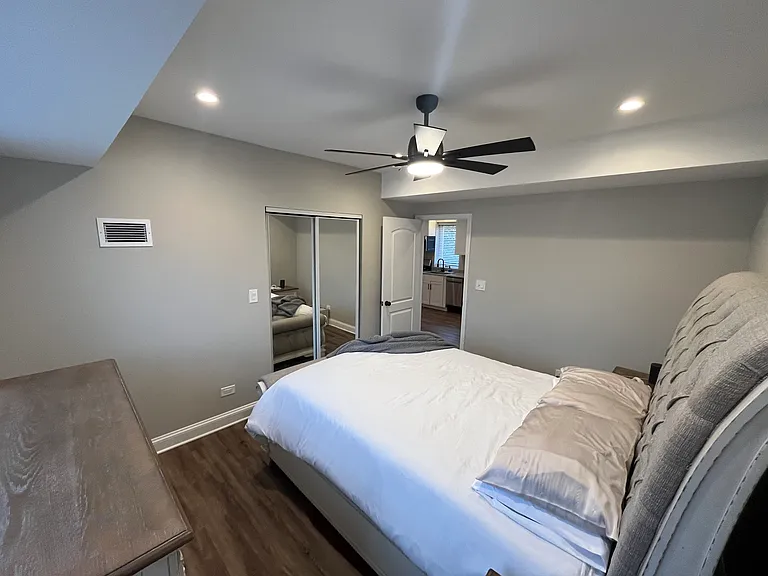 5644 W Sunnyside Ave #1R — Photo 7