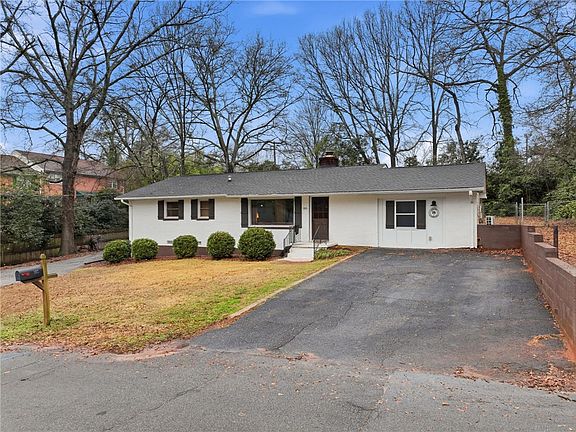 3rd image of 105 College Heights Blvd