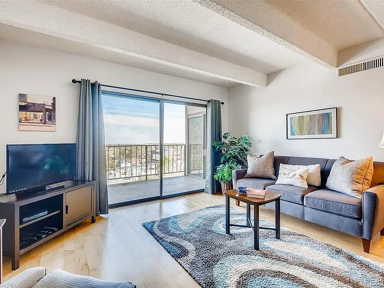 1433 N Williams St #805 — Photo 1