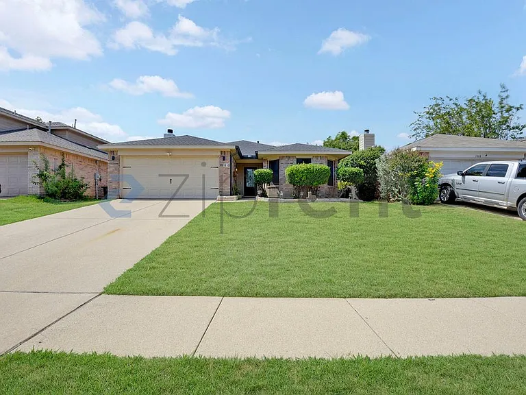 1012 Triple Crown Dr — Photo 2