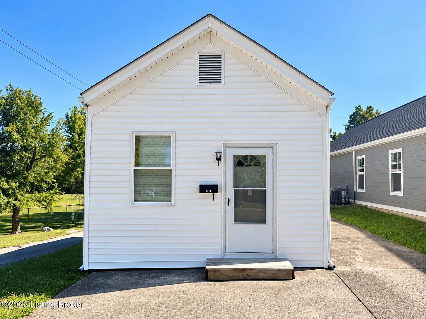 3 bed, 1.0 bath, 896 sqft, $1,295 — Photo 2