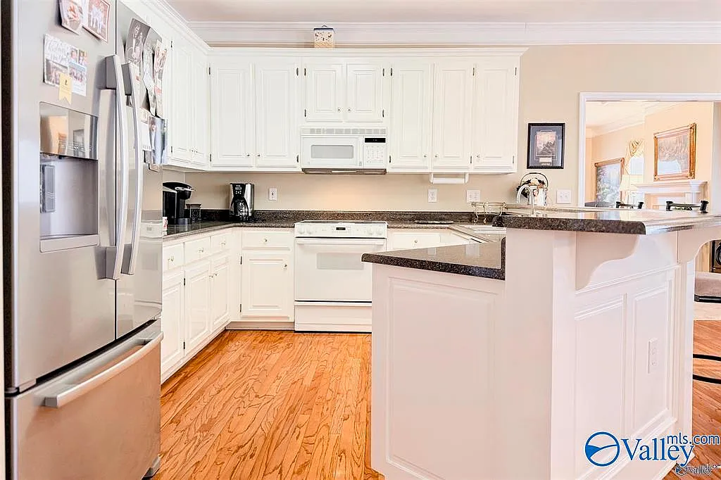 3 bed, 2.0 bath, 2271 sqft, $2,300 — Photo 4