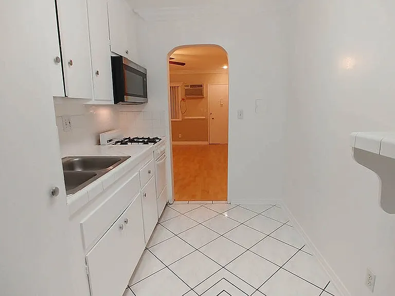 Edgemont Apts — Photo 22